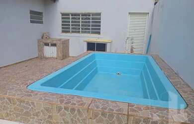 Imagem: A casa possui 2 Dormitórios, 3 Banheiros, 3 Vagas na garagem