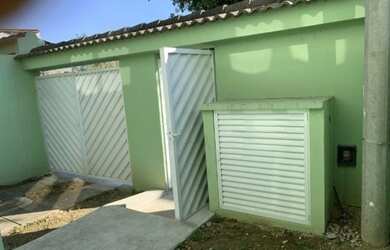 Imagem: A casa possui 2 Dormitórios, 1 Banheiro, 2 Vagas na garagem