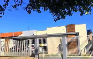 Imagem: A casa possui 3 Dormitórios, 2 Banheiros, 2 Vagas na garagem