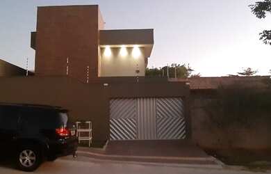 Imagem: A casa possui 4 Dormitórios, 5 Banheiros, 2 Vagas na garagem