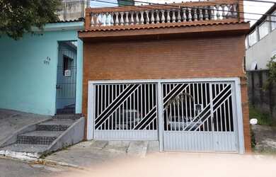 Imagem: A casa possui 3 Dormitórios, 1 Banheiro, 2 Vagas na garagem