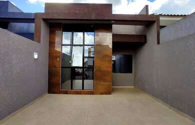 Imagem: A casa possui 2 Dormitórios, 2 Banheiros, 2 Vagas na garagem