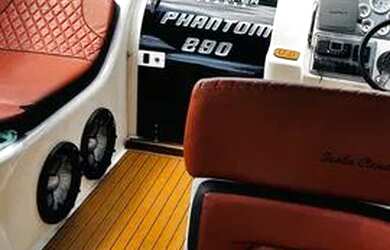 Imagem 2: Lancha Phanton geminado por fundos pra lago em balneário barra do sul