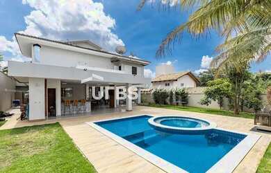 Imagem: A casa possui 3 Dormitórios, 4 Banheiros, 4 Vagas na garagem