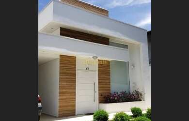 Imagem: A casa possui 3 Dormitórios, 3 Banheiros, 2 Vagas na garagem