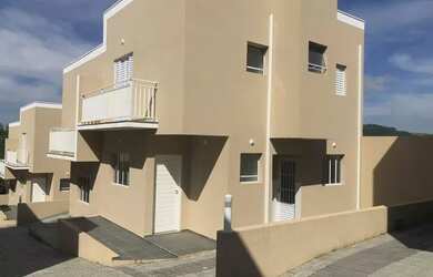 Imagem: A casa possui 2 Dormitórios, 1 Banheiro, 2 Vagas na garagem