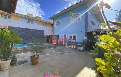 Imagem: A casa possui 5 Dormitórios, 3 Banheiros, 2 Vagas na garagem