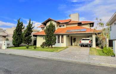 Imagem: A casa possui 4 Dormitórios, 3 Banheiros, 2 Vagas na garagem