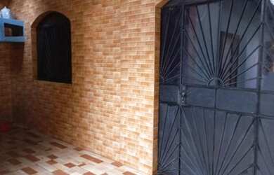 Imagem: A casa possui 1 Dormitório, 1 Banheiro, 1 Vaga na garagem