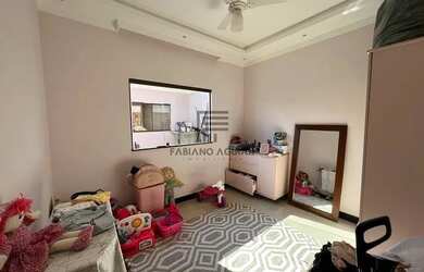 Imagem: A casa possui 3 Dormitórios, 2 Banheiros, 3 Vagas na garagem