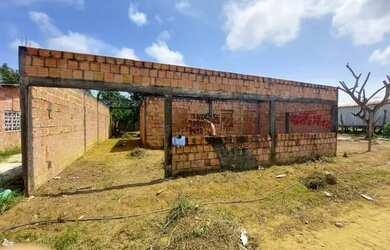 Imagem: A casa possui 3 Dormitórios, 2 Banheiros, 2 Vagas na garagem