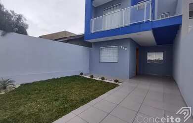 Imagem: A casa possui 3 Dormitórios, 2 Banheiros, 1 Vaga na garagem