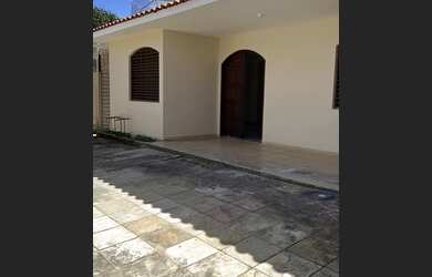 Imagem: A casa possui 4 Dormitórios, 3 Banheiros, 4 Vagas na garagem