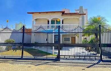 Imagem: A casa possui 4 Dormitórios, 4 Banheiros, 3 Vagas na garagem