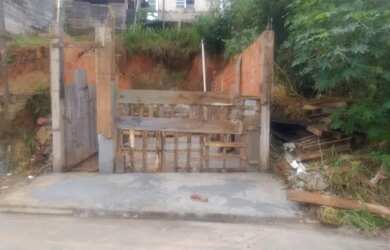 Imagem: A casa possui 1 Dormitório, 1 Banheiro, 1 Vaga na garagem