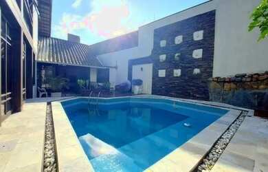 Imagem: A casa possui 4 Dormitórios, 4 Banheiros, 2 Vagas na garagem