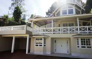 Imagem: A casa em condomínio possui 5 Dormitórios, 3 Banheiros, 5