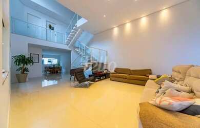 Imagem: A casa possui 3 Dormitórios, 3 Banheiros, 5 Vagas na garagem