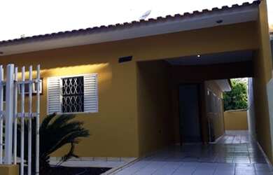 Imagem: A casa possui 3 Dormitórios, 2 Banheiros, 1 Vaga na garagem