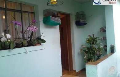 Imagem: A casa possui 3 Dormitórios, 1 Banheiro, 2 Vagas na garagem