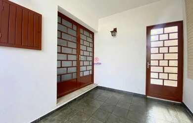 Imagem: A casa possui 3 Dormitórios, 3 Banheiros, 5 Vagas na garagem