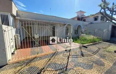 Imagem: A casa possui 3 Dormitórios, 2 Banheiros, 4 Vagas na garagem