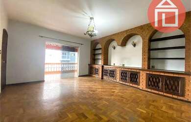 Imagem: A casa à venda possui 3 Dormitórios, 1 Banheiro, 2 Vagas na