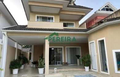 Imagem: A casa em condomínio possui 4 Dormitórios, 5 Banheiros, 3