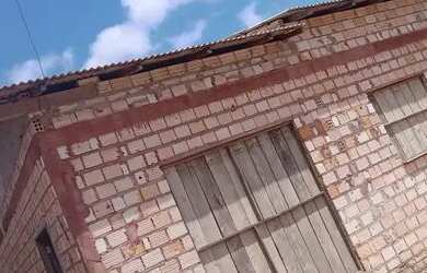 Imagem: A casa possui 3 Dormitórios, 2 Banheiros, 1 Vaga na garagem