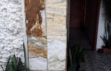 Imagem: A casa possui 1 Dormitório, 1 Banheiro e 1 Vaga na garagem