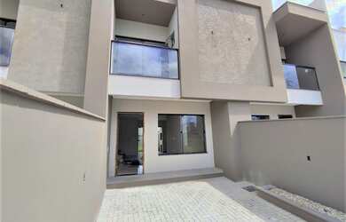 Imagem: A casa possui 2 Dormitórios, 1 Banheiro, 2 Vagas na garagem