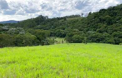 Imagem: O terreno e possui Dormitórios, Suítes, Banheiros, 500-0m²