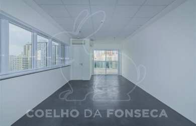 Imagem: O depósito possui 4 Vagas na garagem, 168m² de Área e está