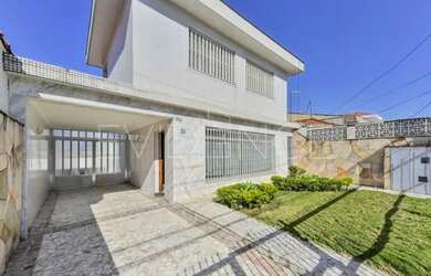 Imagem: A casa possui 4 Dormitórios, 4 Banheiros, 5 Vagas na garagem