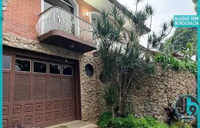 Imagem: A casa possui 3 Dormitórios, 5 Banheiros, 2 Vagas na garagem