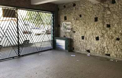 Imagem: A casa possui 4 Dormitórios, 3 Banheiros, 2 Vagas na garagem