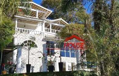 Imagem: A casa possui 4 Dormitórios, 4 Banheiros, 5 Vagas na garagem