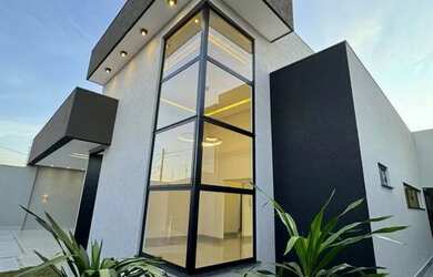 Imagem: A casa possui 3 Dormitórios, 3 Banheiros, 4 Vagas na garagem