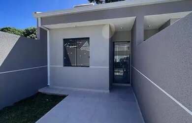 Imagem: A casa possui 2 Dormitórios, 2 Banheiros, 2 Vagas na garagem