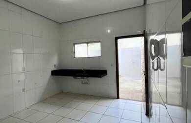 Imagem: A casa possui 2 Dormitórios e 1 Banheiro e está localizado