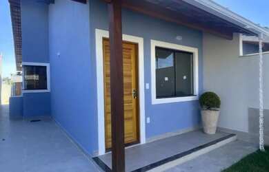 Imagem: A casa possui 3 Dormitórios, 2 Banheiros, 2 Vagas na garagem