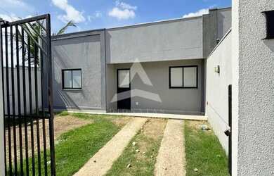 Imagem: A casa possui 2 Dormitórios, 1 Banheiro, 2 Vagas na garagem