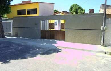 Imagem: A casa possui 2 Dormitórios, 1 Banheiro, 5 Vagas na garagem