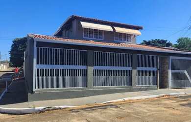 Imagem: A casa possui 4 Dormitórios, 3 Banheiros, 4 Vagas na garagem