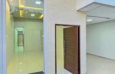 Imagem: A casa possui 3 Dormitórios, 3 Banheiros, 2 Vagas na garagem