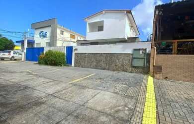 Imagem: A casa possui 4 Dormitórios, 4 Banheiros, 5 Vagas na garagem