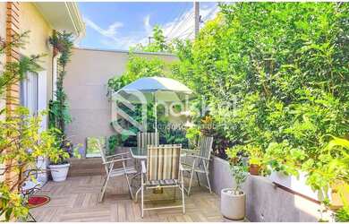 Imagem: A casa possui 4 Dormitórios, 5 Banheiros, 4 Vagas na garagem