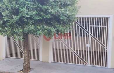 Imagem: A casae possui 3 Dormitórios, 2 Banheiros, 2 Vagas na garagem