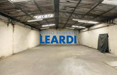 Imagem: O depósito possui 3 Vagas na garagem, 475m² de Área e está