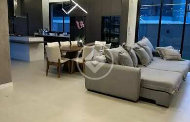 Imagem 6: Casa alto padrão à venda tem 247 metros quadrados com 4 quartos